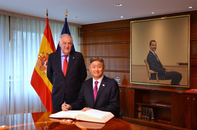 Visita al Presidente del TC del Embajador de la República de Corea en España